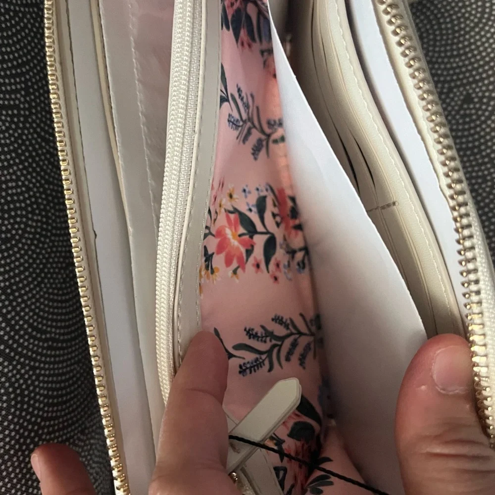 Vera Bradley White Wallet with Floral Design Paradise Garden *Make an Offer* - Picture 9 of 9